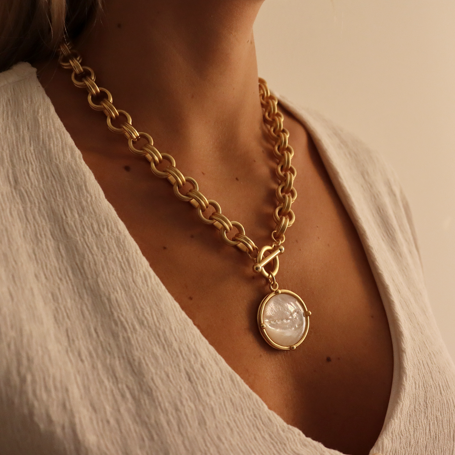 Cabochon Pendant Necklace - Mother of Pearl-24K Gold Plated