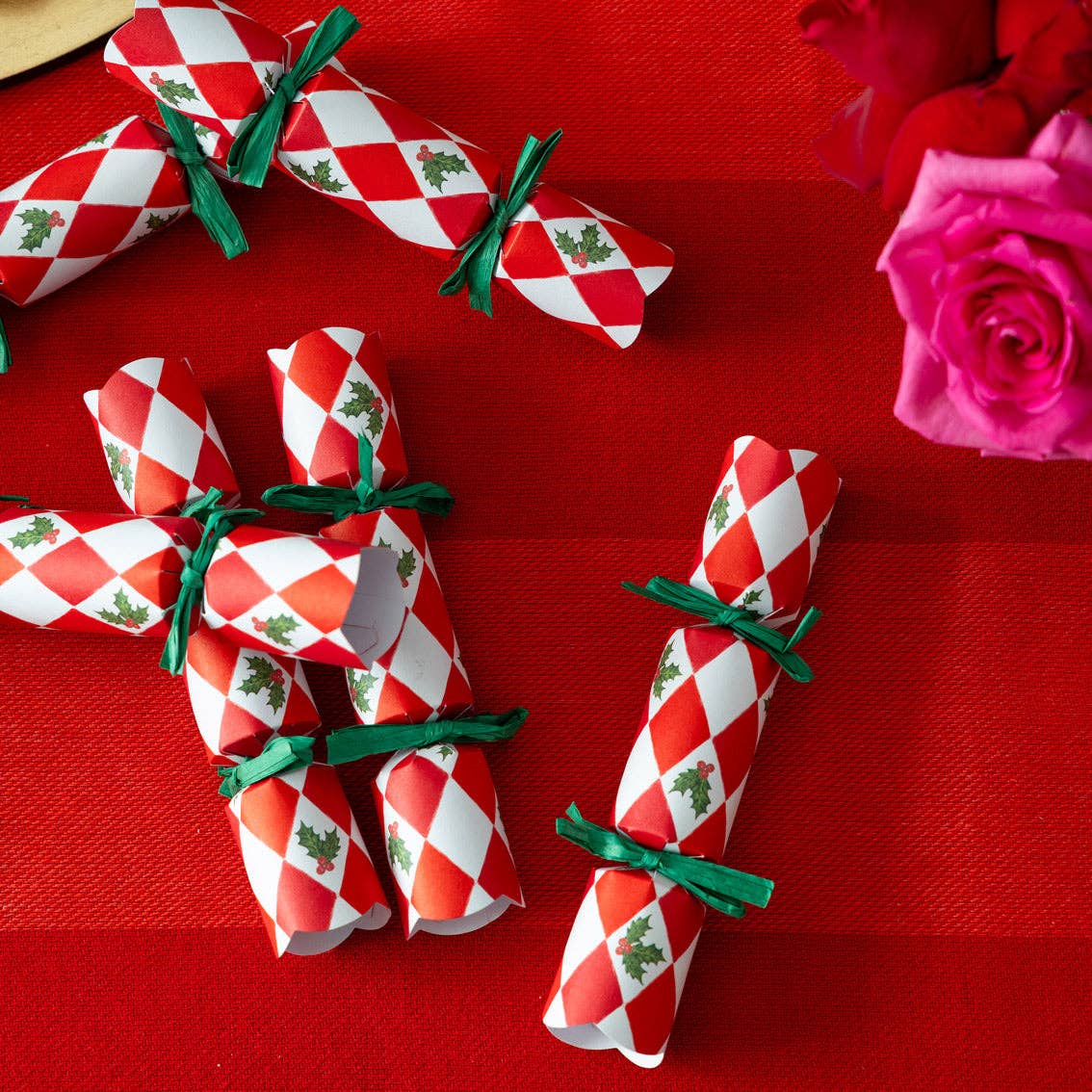 Holly Red &amp; White Harlequin Mini Christmas Crackers - 6 Pack