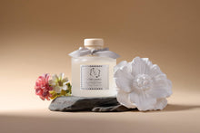 Load image into Gallery viewer, Marigold Ceramic Flower Diffuser Gift Set - White Jasmine
