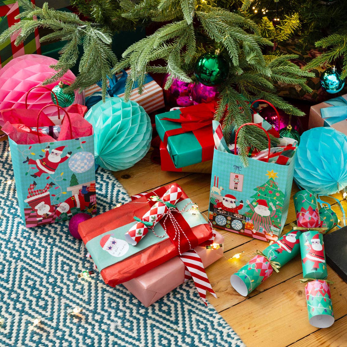 Holly Red &amp; White Harlequin Mini Christmas Crackers - 6 Pack