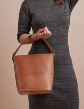 Load image into Gallery viewer, Bobbi Bucket Bag Maxi - Classic Leather

