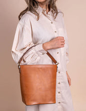 Load image into Gallery viewer, Bobbi Bucket Bag Maxi - Classic Leather
