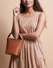 Load image into Gallery viewer, Bobbi Bucket Bag Midi - Classic Leather

