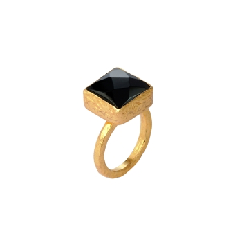 The Onyx Square Ring is a gold-plated piece featuring a square black gemstone with a faceted surface that resembles a pyramid. The band's sleek finish elegantly contrasts with the intricately textured sides of the setting, enhancing its geometric design.